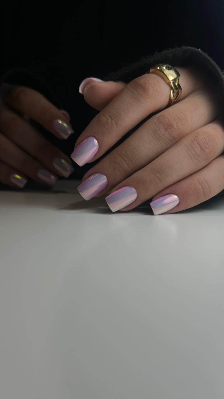 Iridescent lilac aurora-chrome square nails